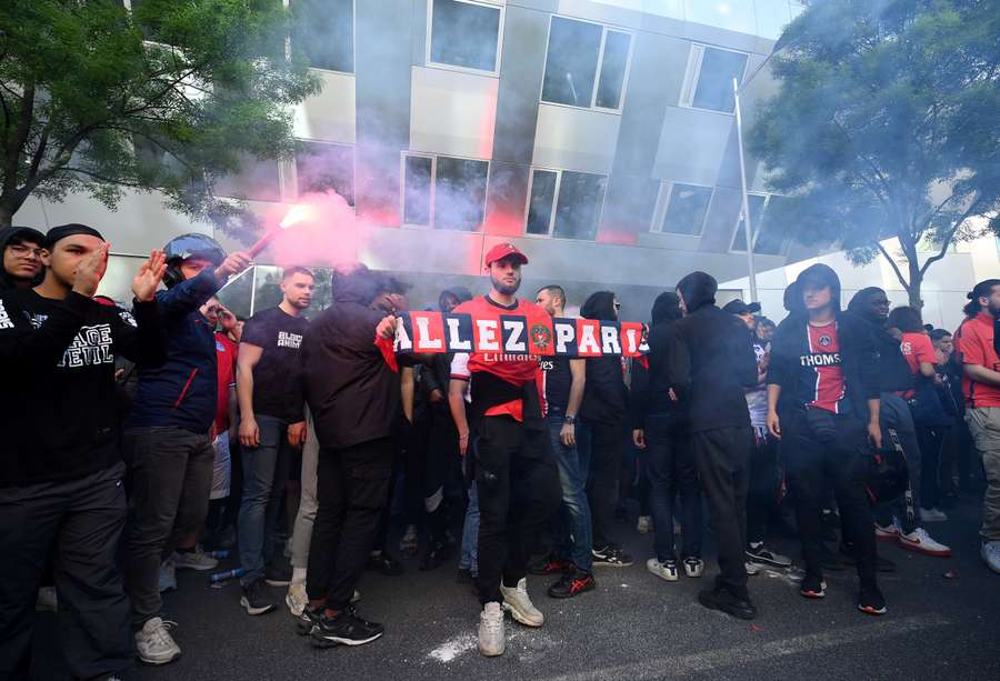 Ultras del PSG acudieron a las oficinas del club e insultaron a Messi