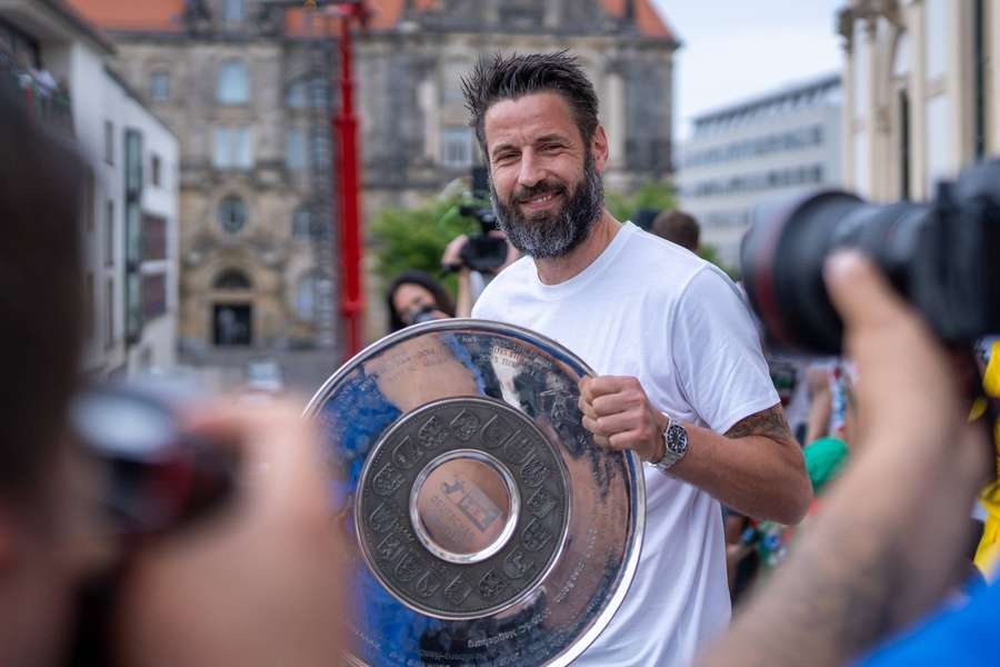 Magdeburgs Trainer Bennet Wiegert mit der Meisterschale Magdeburgs Trainer Bennet Wiegert mit der Meisterschale