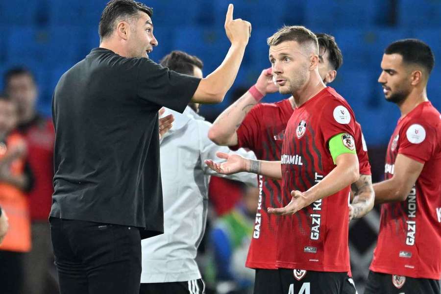 Antrenorul Burak Yilmaz și Alexandru Maxim Antrenorul Burak Yilmaz și Alexandru Maxim