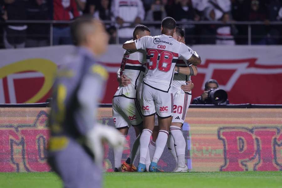 Jogadores do São Paulo comemoram gol da equipe no primeiro tempo