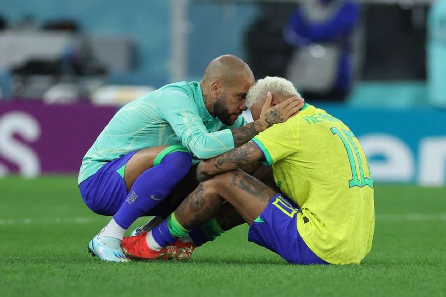 Neymar erhält Trost von Dani Alves nach dem Ausscheiden bei der Weltmeisterschaft in Katar 2022.