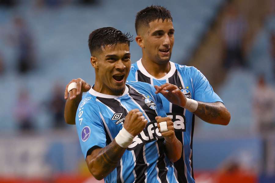 Matías Arezo abriu o placar para o Grêmio na Arena