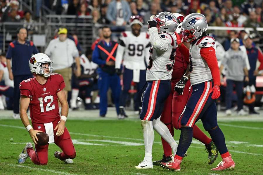 Colt McCoy foi sacado três vezes em duelo com os Patriots na noite da última segunda-feira (12)