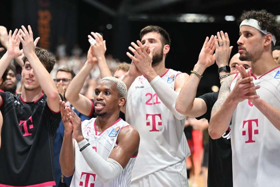 Die Telekom Baskets Bonn gehen den nächsten Schritt und lassen sich von ihren Fans feiern.