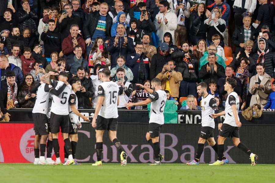 Los jugadores del Valencia celebran el gol de Javi Guerra