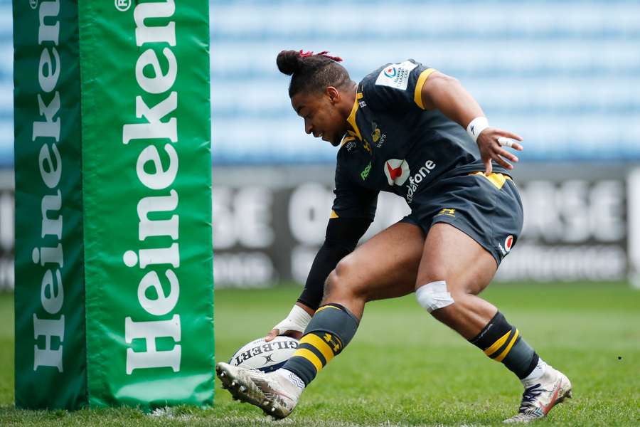Wasps' Paolo Odogwu scores a try