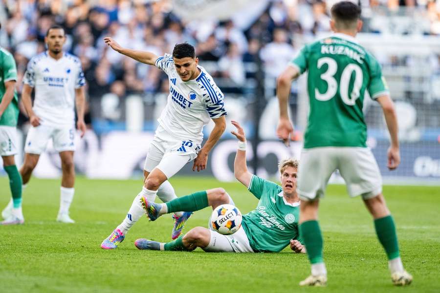 Mohamed Elyounoussi, do Copenhaga, e Thomas Jorgensen, do Viborg, disputam a bola