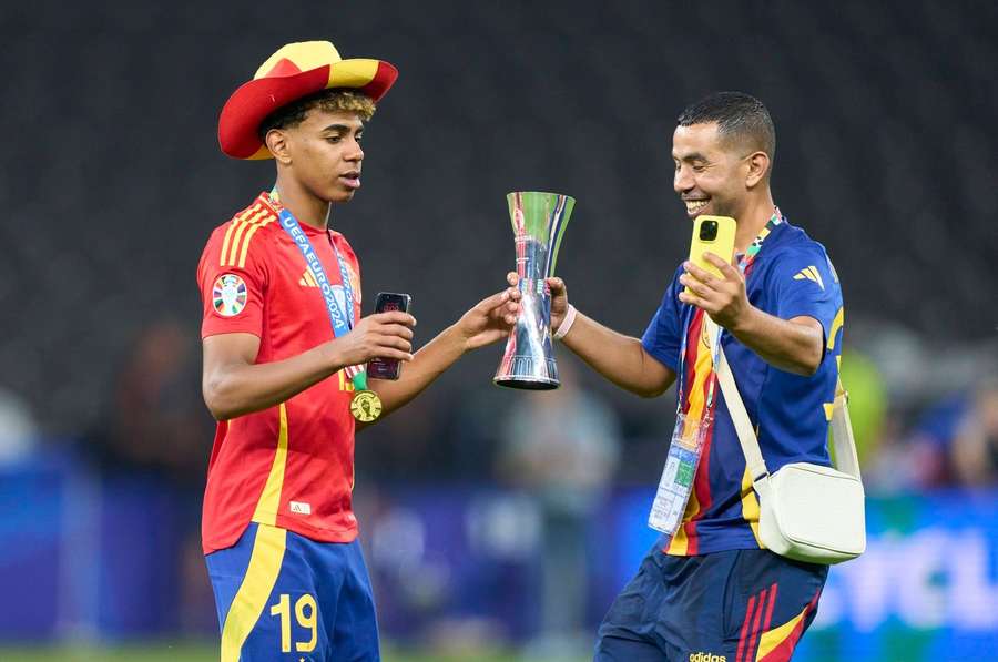 Lamine Yamal e o seu pai, durante a celebração do Campeonato da Europa.