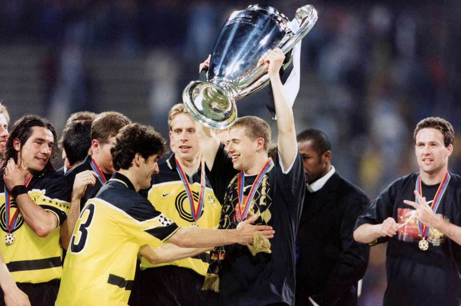 Lars Ricken hebt den Henkelpott nach dem Finale 1997