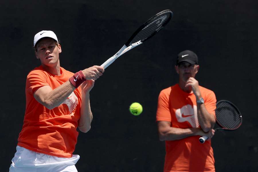 Jannik Sinner durante un allenamento a Melbourne sotto lo sguardo attento di Daren Cahill