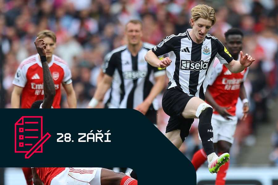 Anthony Gordon uniká obraně Arsenalu.
