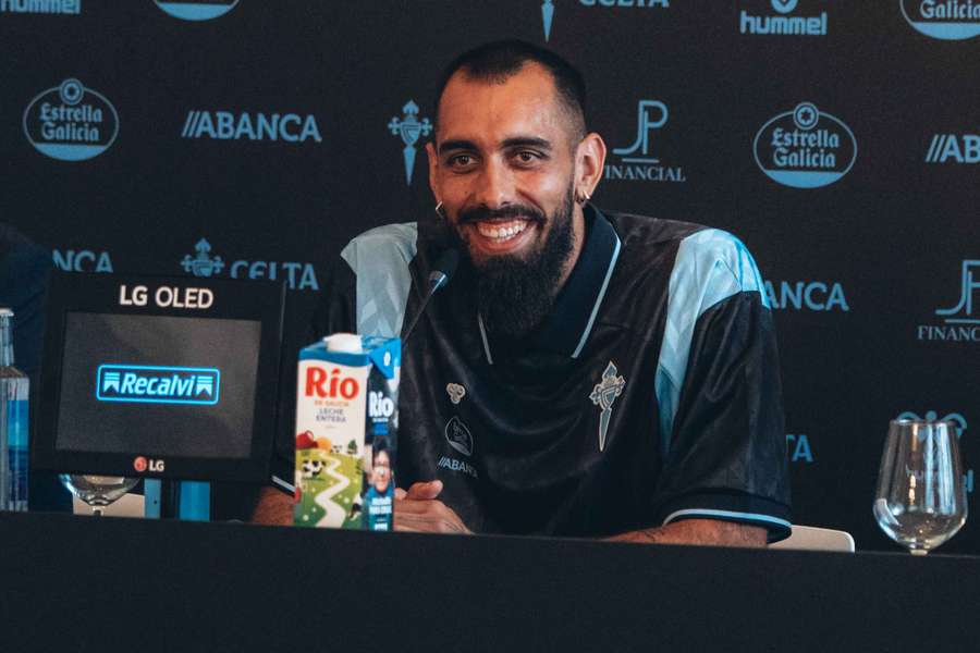 Borja Iglesias, durante su presentación con el Celta