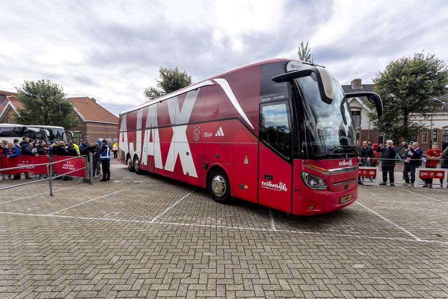 De spelersbus van Ajax arriveert in Eindhoven De spelersbus van Ajax arriveert in Eindhoven