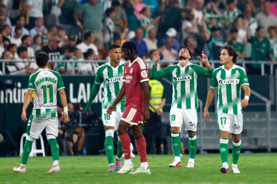 Jucătorii lui Betis celebrează marcarea golului Jucătorii lui Betis celebrează marcarea golului