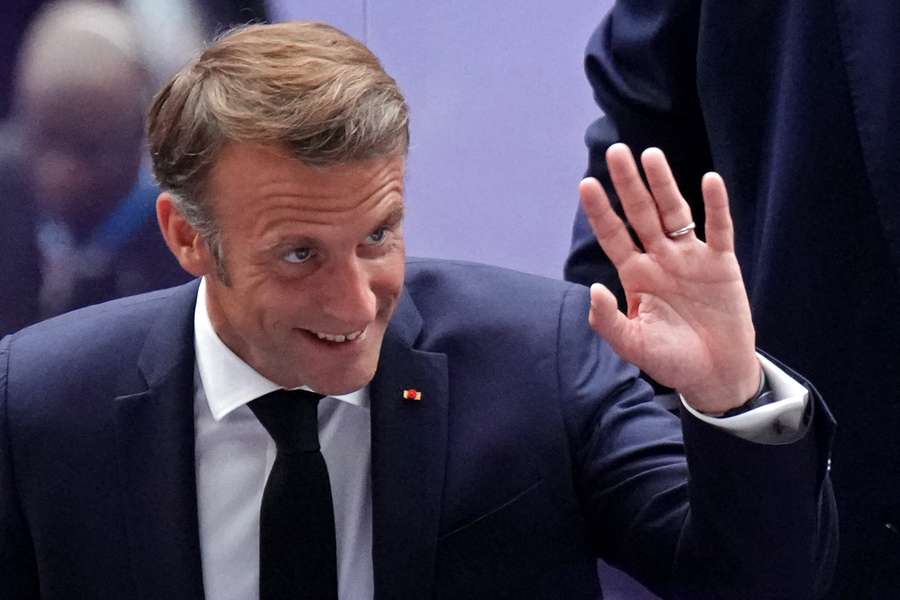 Macron wuift bijna symbolisch tijdens de slotceremonie