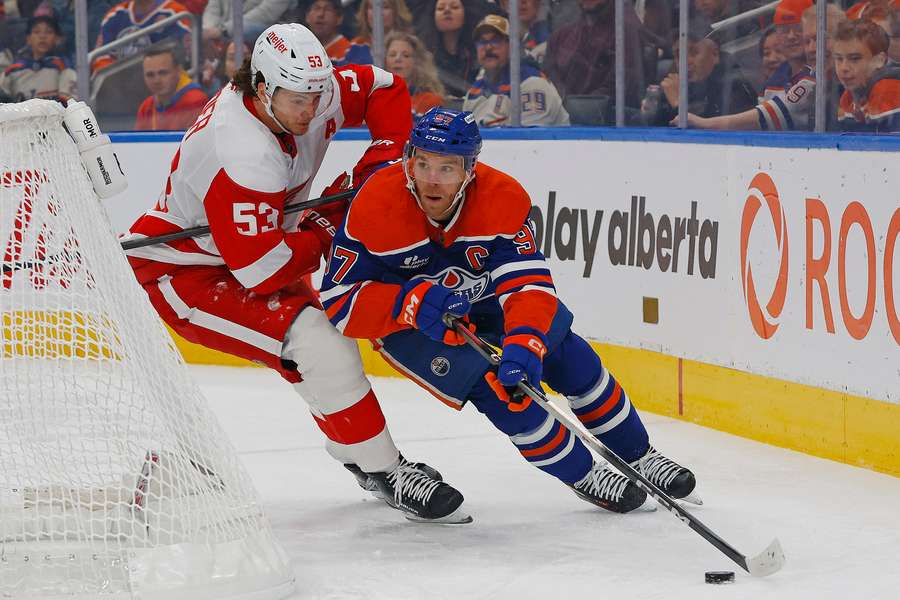 Moritz Seider (l.) im Zweikampf mit Connor McDavid