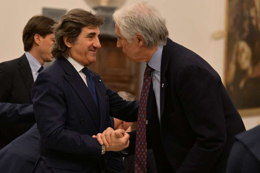 Urbano Cairo stringe la mano a Giovanni Malagò