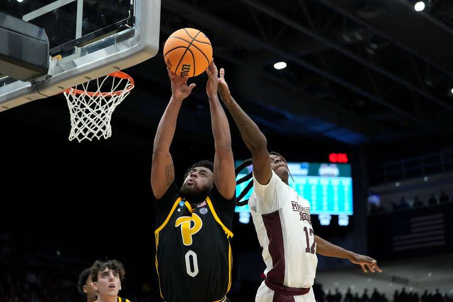 Pittsburghs Nelly Cummings en Mississippi´s KeShawn Murphy in duel om de rebound