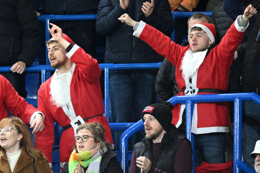 I tifosi del Chelsea vestiti da Babbo Natale