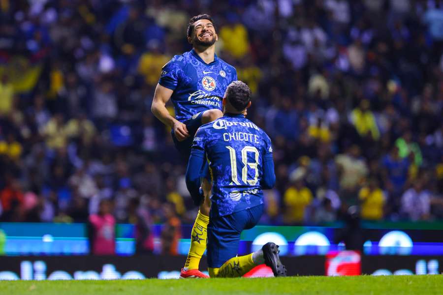 Henry Martín sigue celebrando goles.