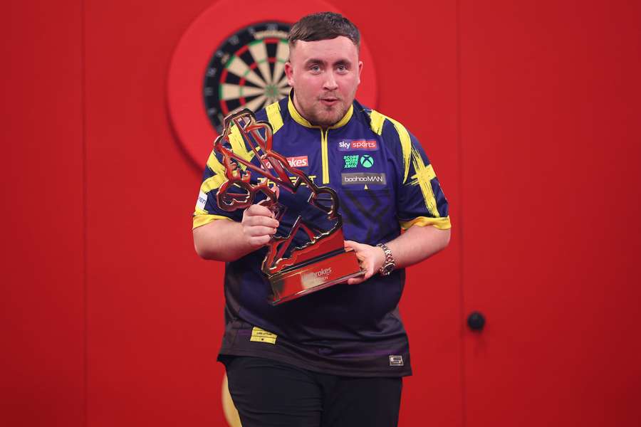 Luke Littler mit der Trophäe der UK Open.