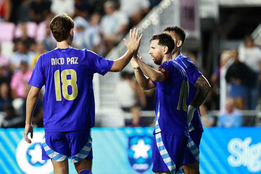 Nico Paz in Nazionale assieme a Lionel Messi
