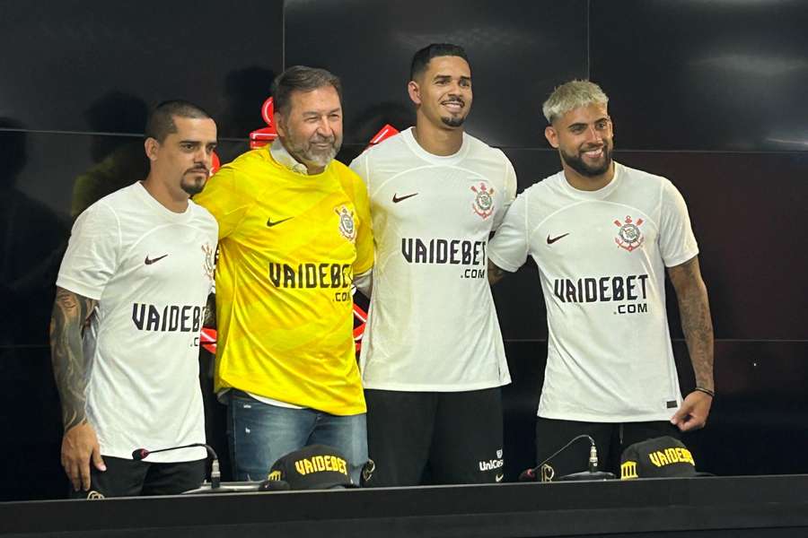 Corinthians mostrou a camisa com o novo patrocinador máster