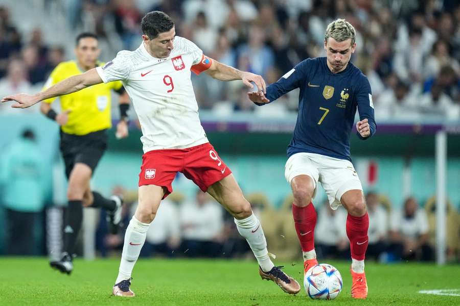 Lewandowski e Griezmann, durante o França-Polónia dos oitavos de final do Mundial 2022