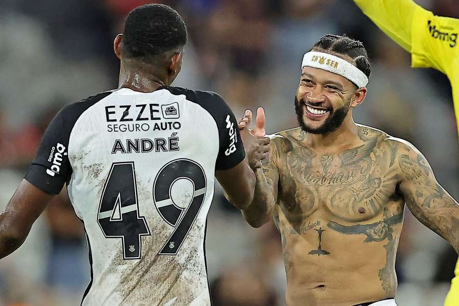 Memphis Depay e André em Athletico-PR 0x1 Corinthians, pelo Brasileirão