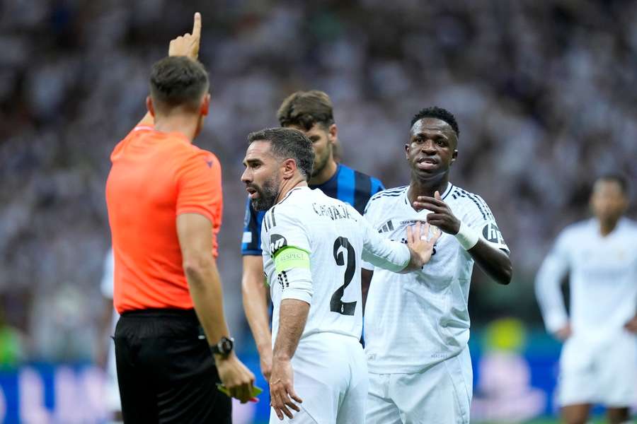 Carvajal (l.) widerspricht seinem Teamkollegen Vinicius in der Rassismus-Frage