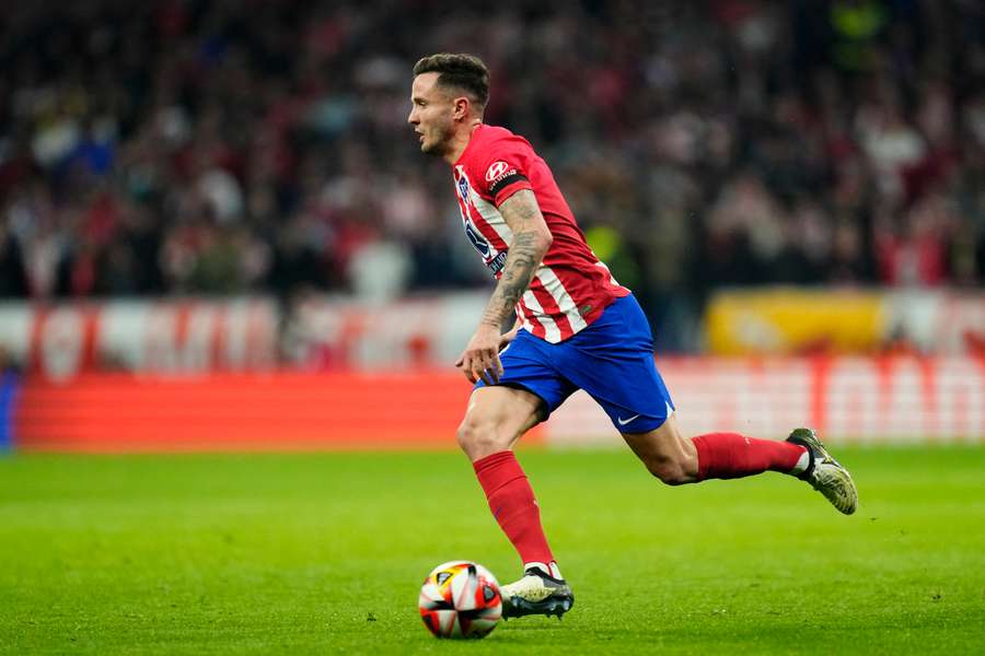 Saúl Ñíguez conduce el balón