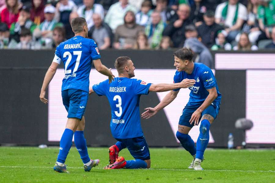 Pavel Kadeřábek gratuluje úspěšnému střelci Adamu Hložkovi.