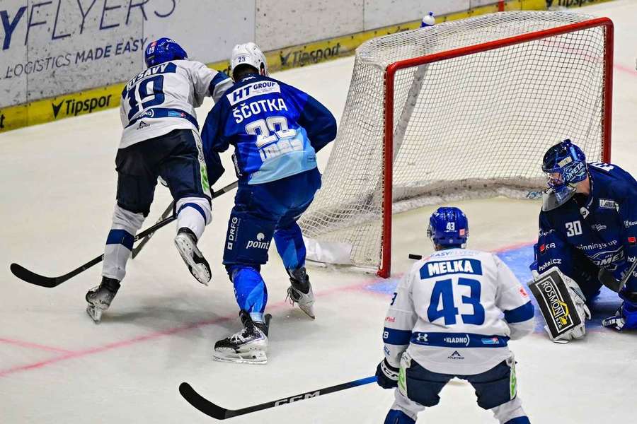 Ryšavý posílá puk do sítě Komety.