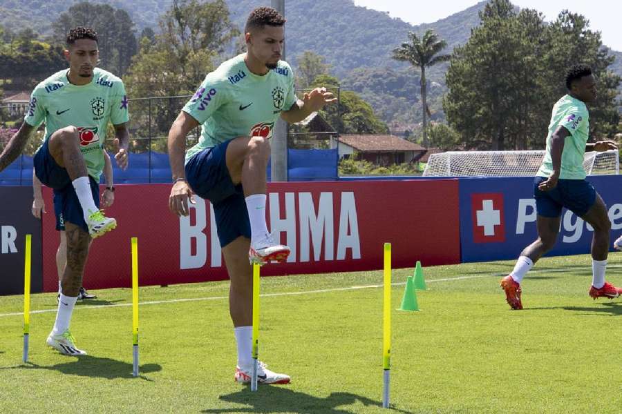 Paulinho (centro) foi atacado no Twitter após derrota da Seleção para a Colômbia