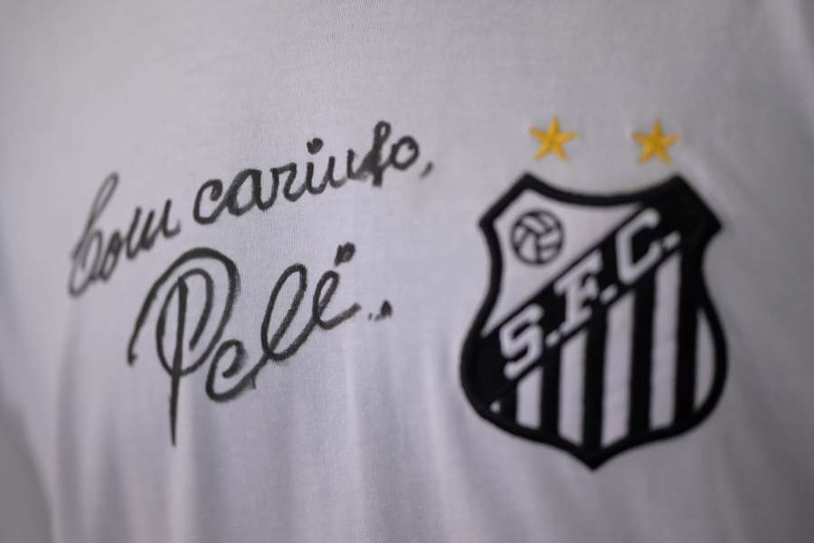 Camisa do Santos assinada por Pelé foi doada para a prefeitura da cidade