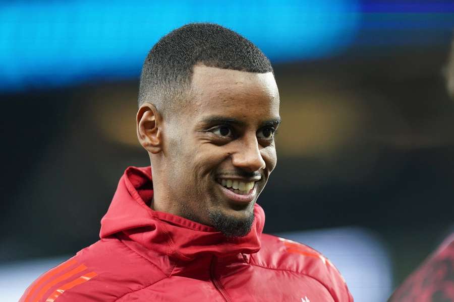 Carragher jumps to Van de Ven's defense over Isak challenge: It's just really bad luck