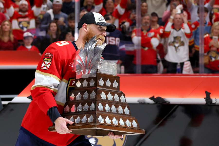 Conn Smythe Trophy v rukách Bennetta.