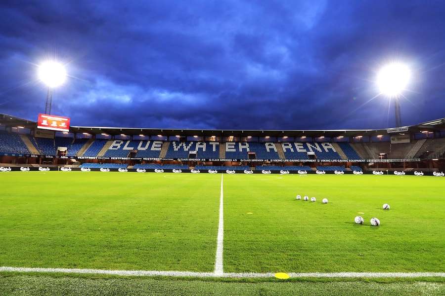 Esbjerg-fans fik kamp aflyst med regn af romerlys: Klub forbliver i 2. division