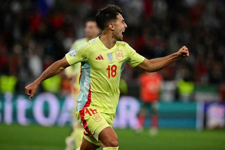 Zubimendi celebra su gol.