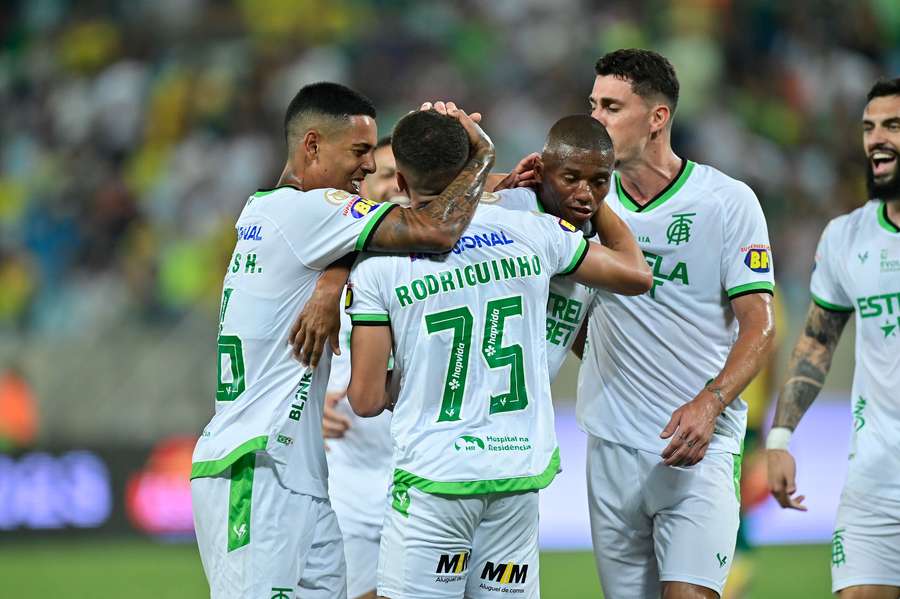 Rodriguinho comemora golo com seus companheiros