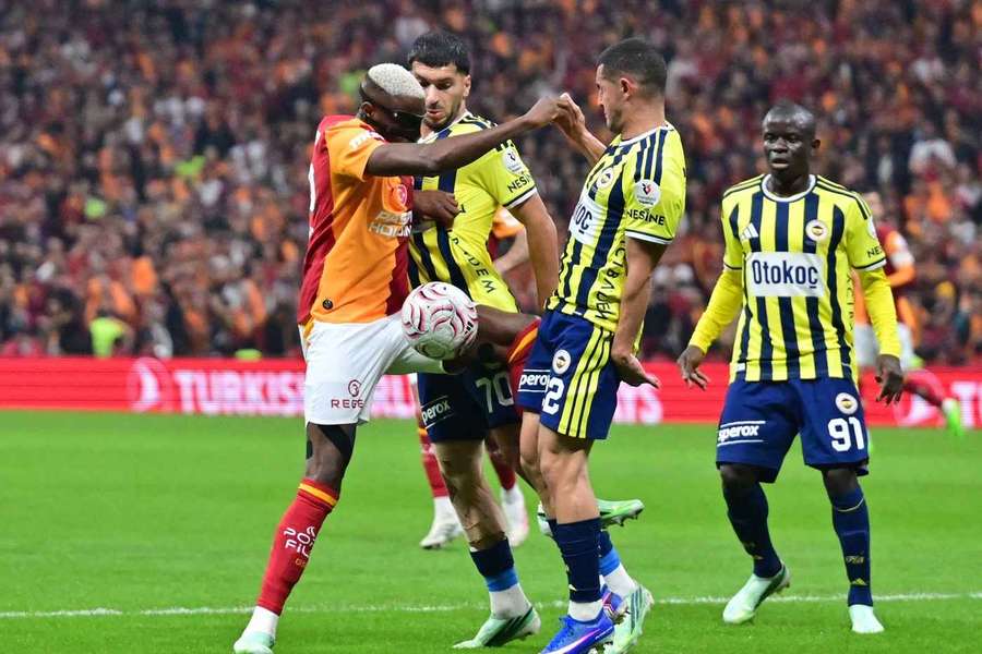 Osimhen punctează de două ori pentru Galatasaray în derby-ul cu Fenerbahce Osimhen punctează de două ori pentru Galatasaray în derby-ul cu Fenerbahce