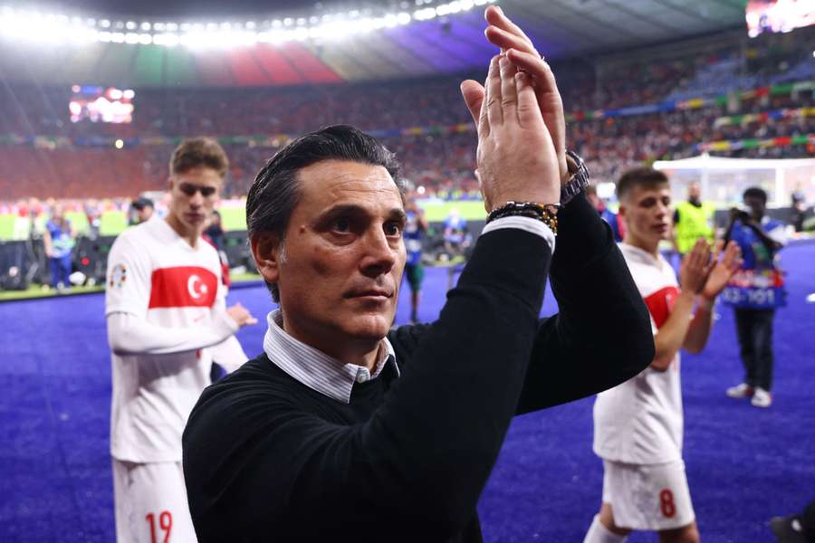 Vincenzo Montella aplaude os adeptos turcos após o jogo em Berlim