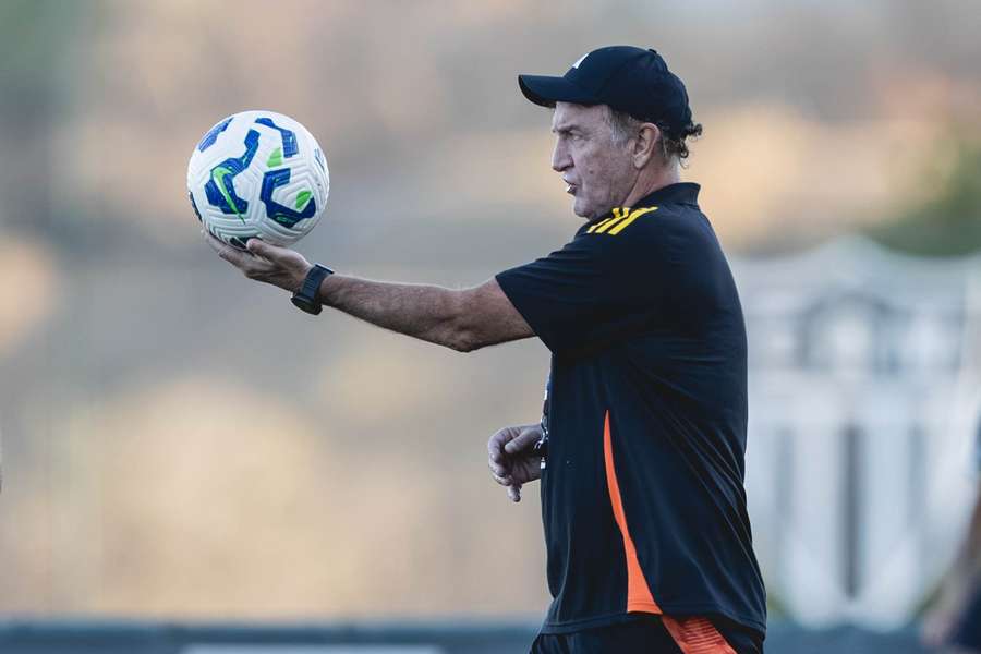 Cuca durante treino na Cidade do Galo