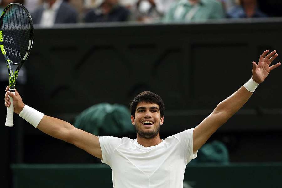 Carlos Alcaraz ne tombe pas dans le piège et bat Berrettini en quatre sets (3-6,  6-3, 6-3, 6-3). 