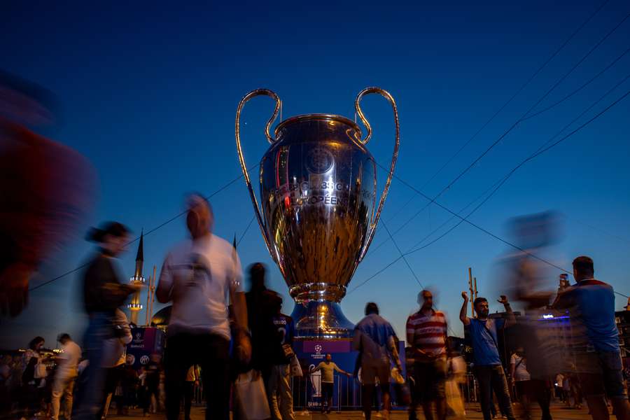 In Istanbul staat een levensgrote replica van de Champions League
