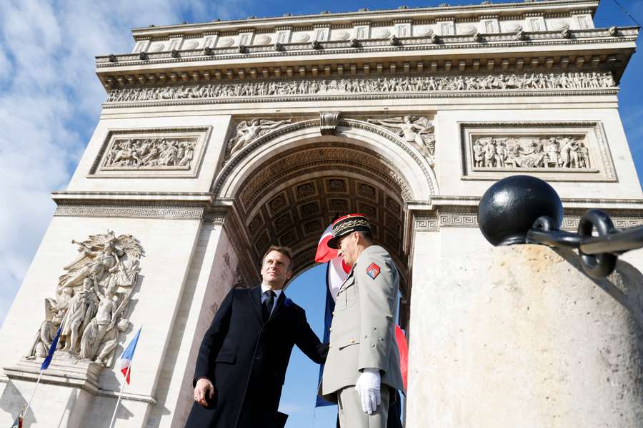 Emmanuel Macron com o general Christophe Abad