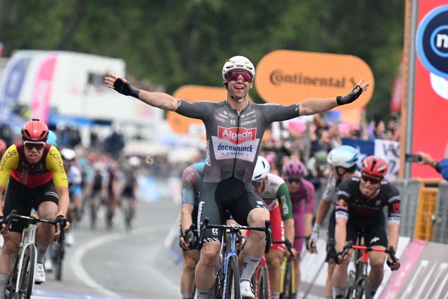 Kaden Groves impôs-se ao sprint para festejar a primeira vitória do ano