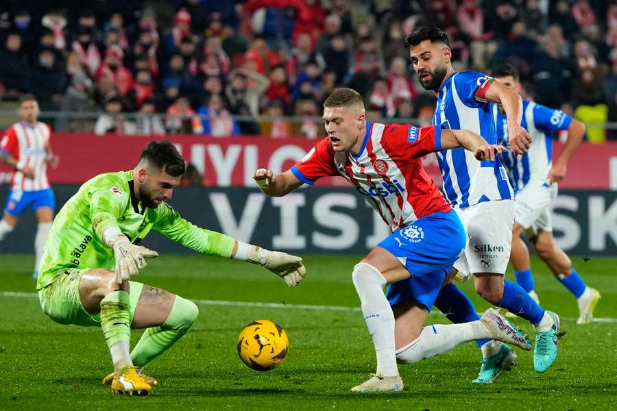 Aanvaller Artem Dovbyk van Girona in duel met Alaves-doelman  Antonio Sivera