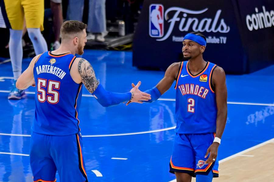 Isaiah Hartenstein und MVP Shai Gilgeous-Alexander.