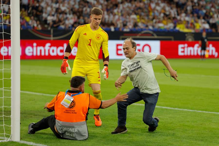 Marc-André ter Stegen musste im DFB-Länderspiel gegen Kolumbien auch externe Gefahren abwehren.